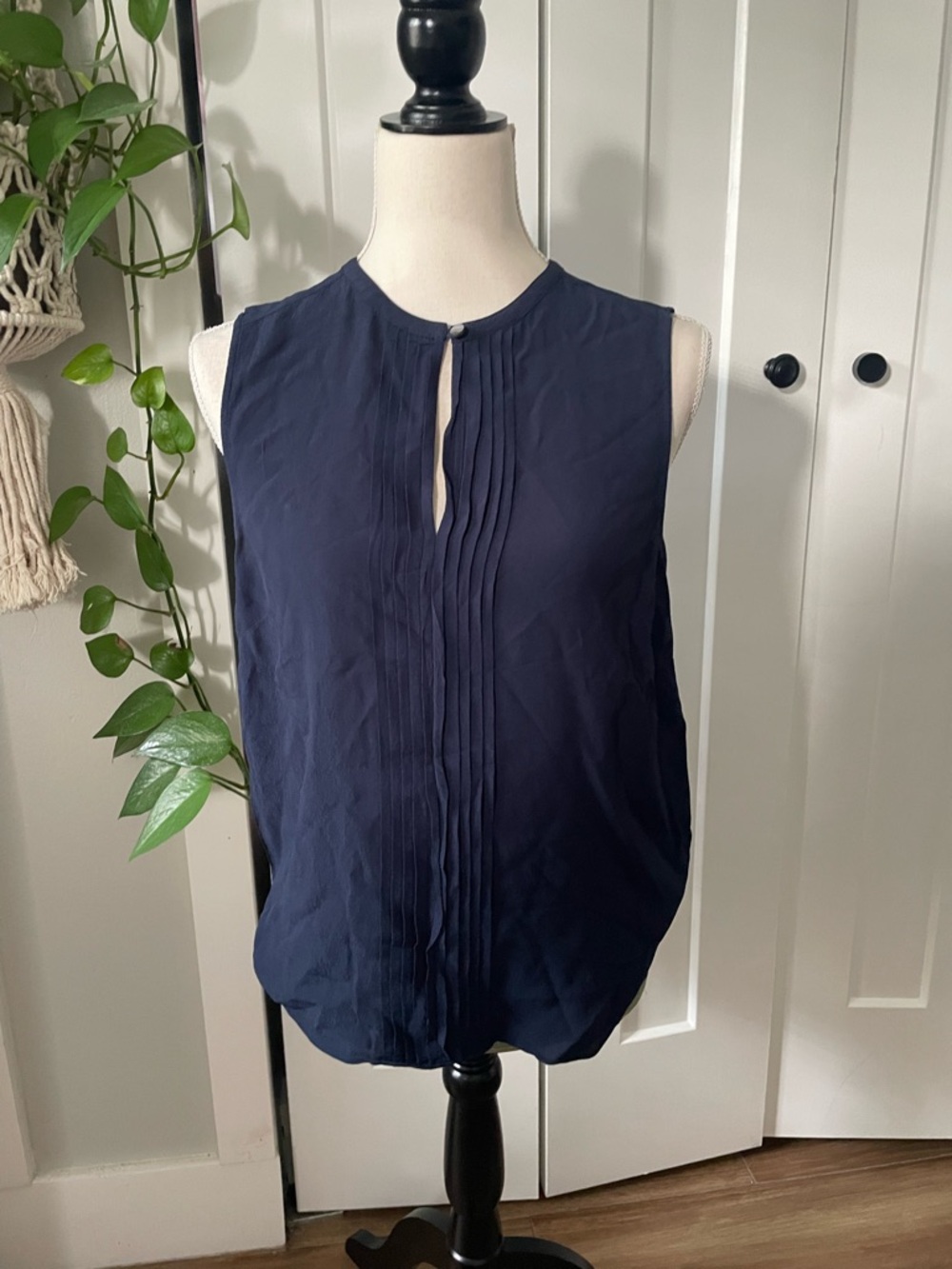 Brooks Brothers Sz 10 Sleeveless Pintuck Keyhole Shell Top - Navy blue viscose